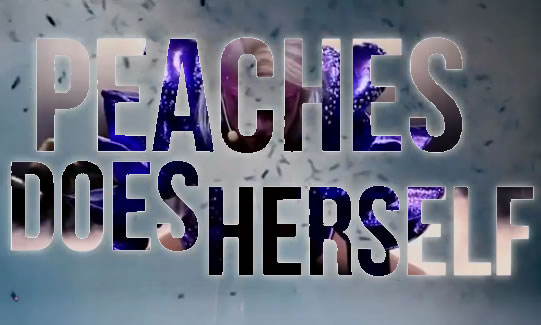 Peaches does Herself